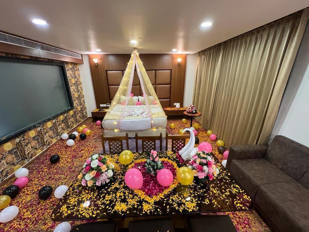 ชลาศรัย รีสอร์ต Hotel Nadiad ภายนอก รูปภาพ