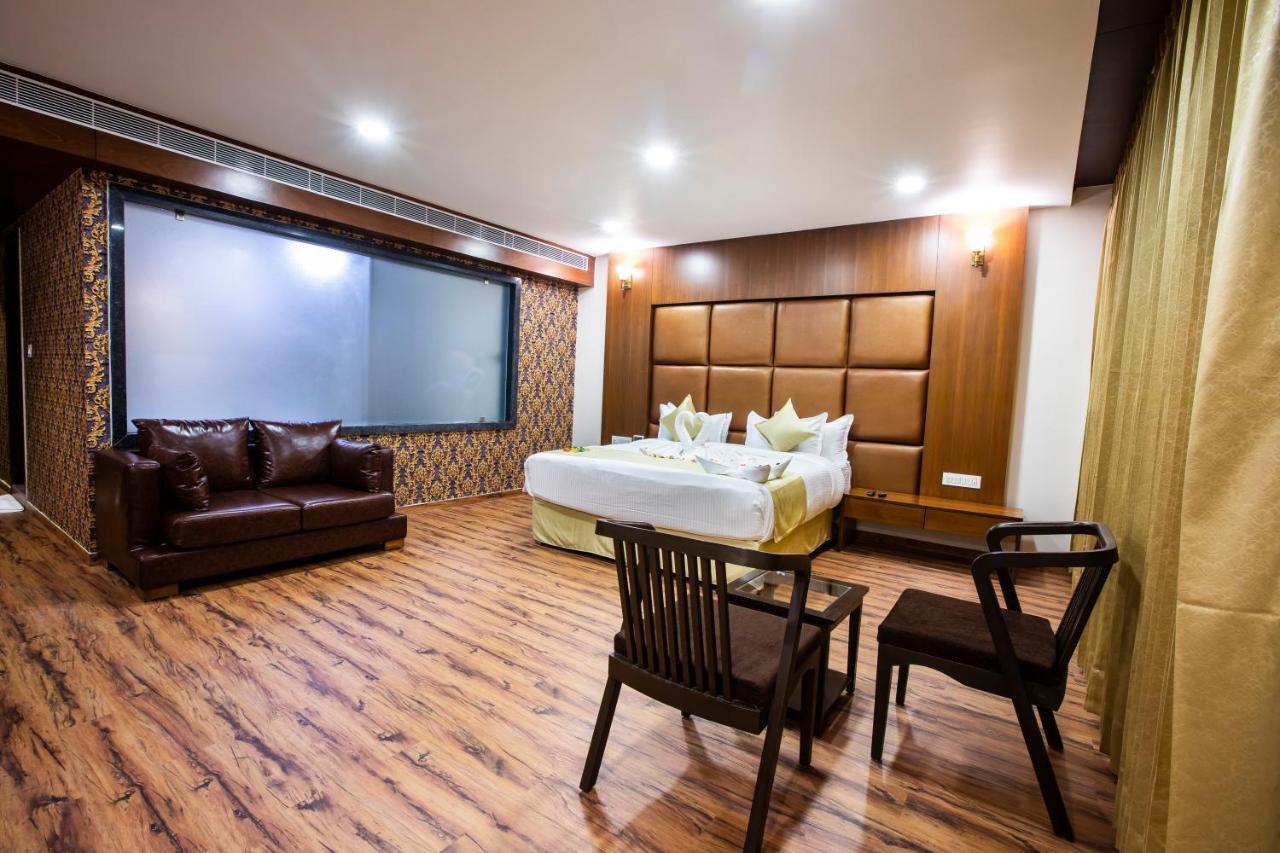 ชลาศรัย รีสอร์ต Hotel Nadiad ภายนอก รูปภาพ