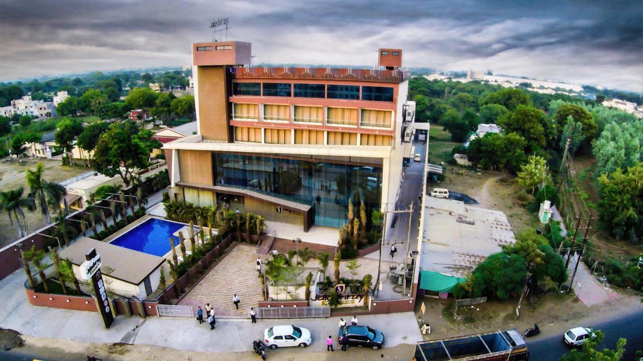 ชลาศรัย รีสอร์ต Hotel Nadiad ภายนอก รูปภาพ